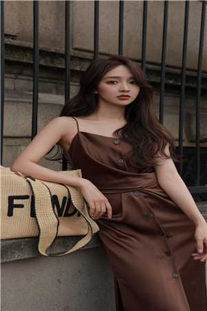 畅销小说全家重生后，求我做团宠